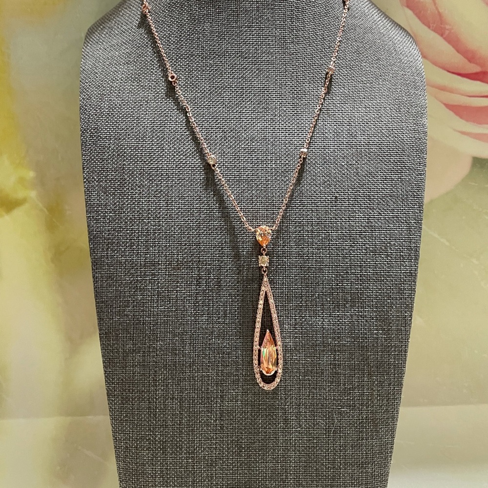 NWT Carolee classy elegant rose tone necklace